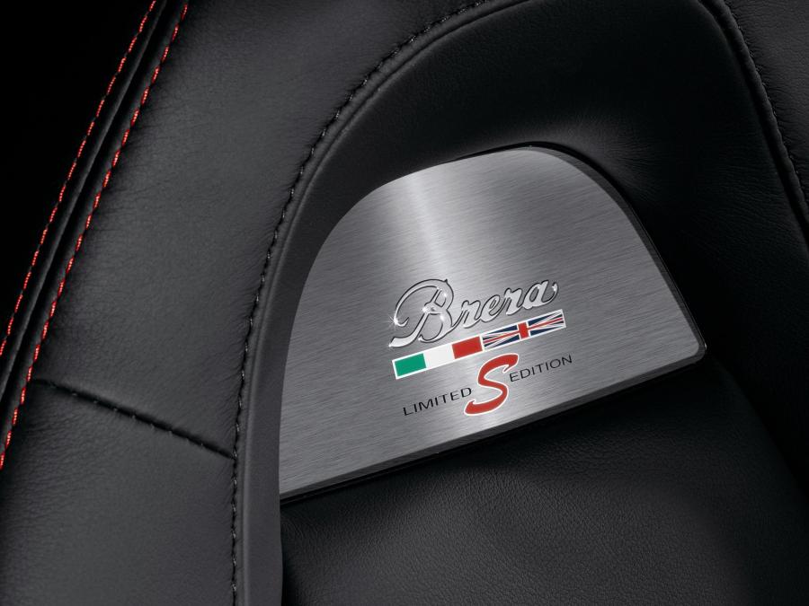 Детали интерьера Alfa Romeo Brera S 2008 года  (фото 4 из 22)